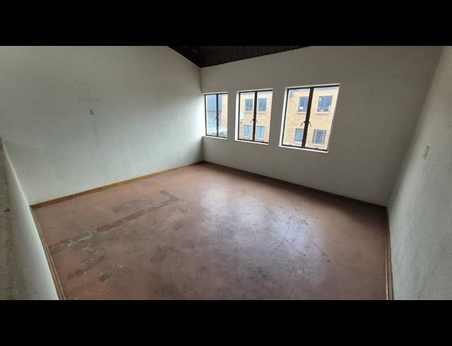 140M² FACTORY TO LET IN APEX